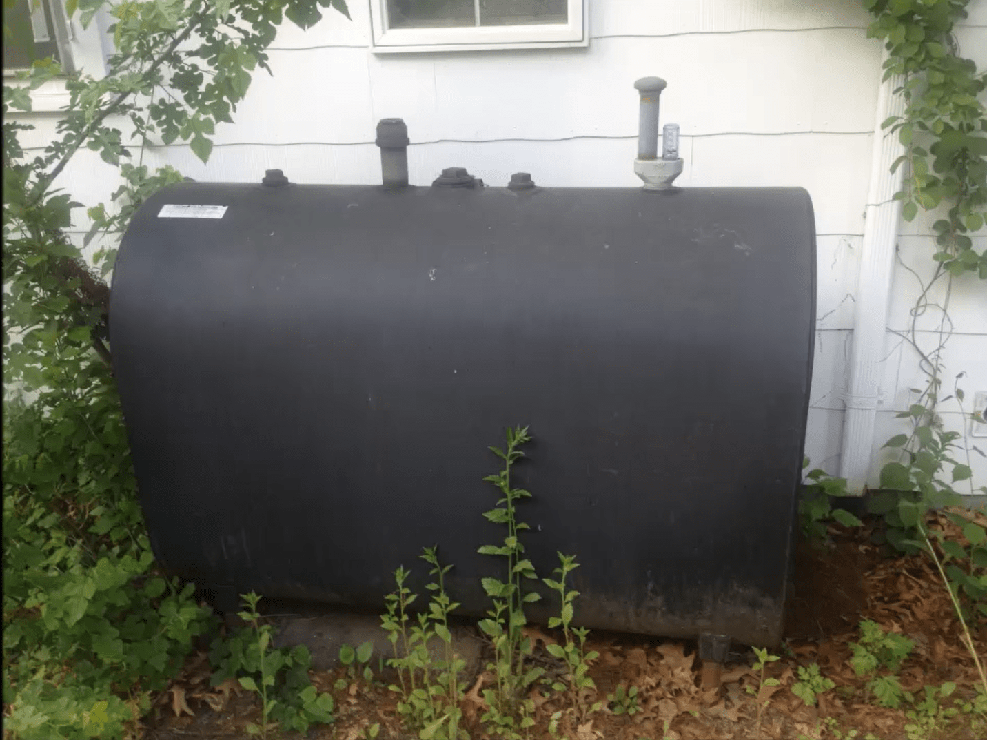 Heating oil tank by house