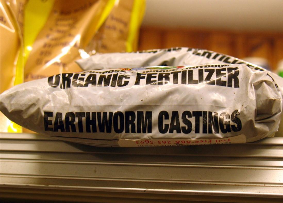 "earthworm castings" by Vilseskogen is licensed under CC BY-NC 2.0 
