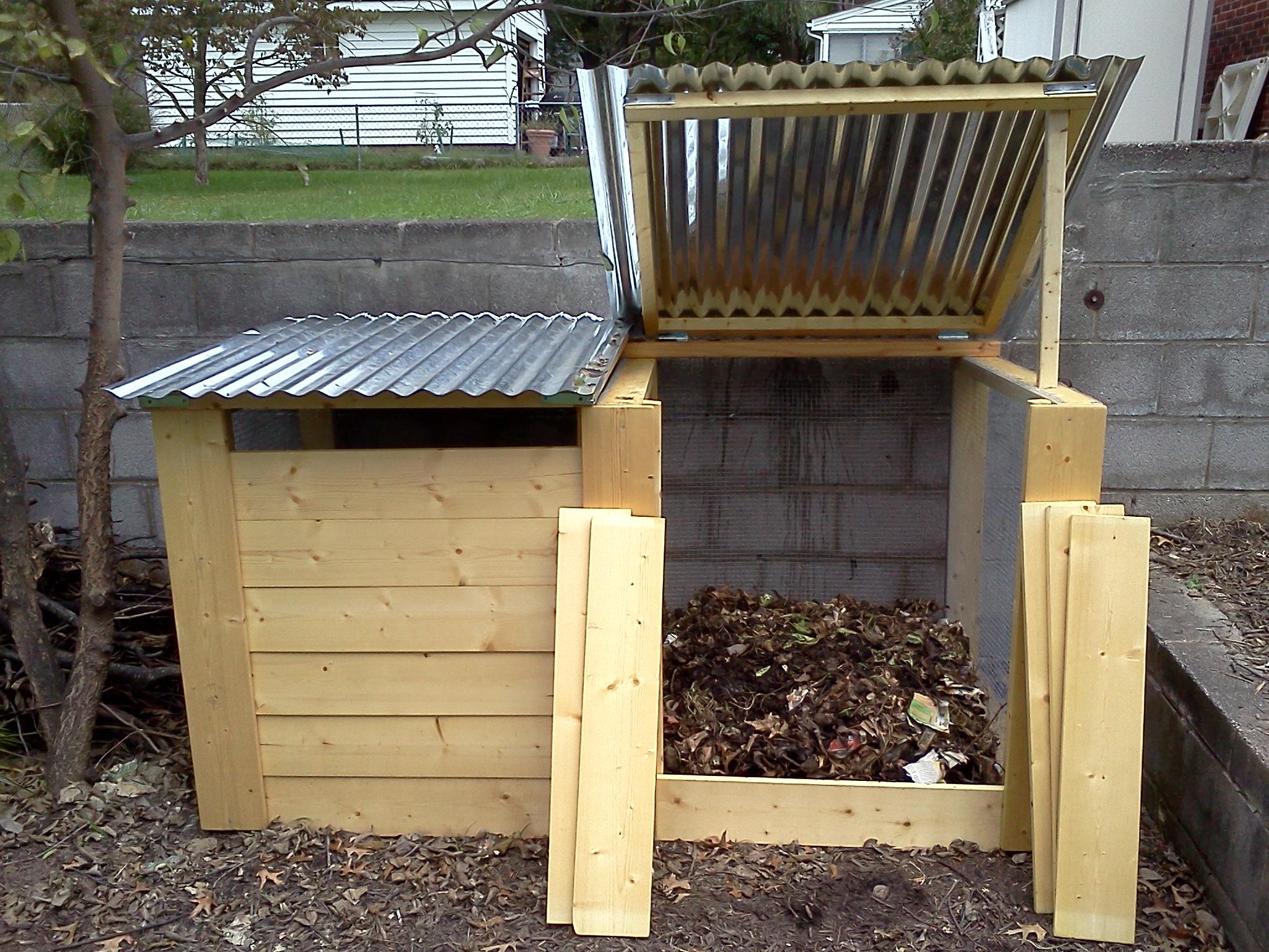 an example of a wooden compost bing