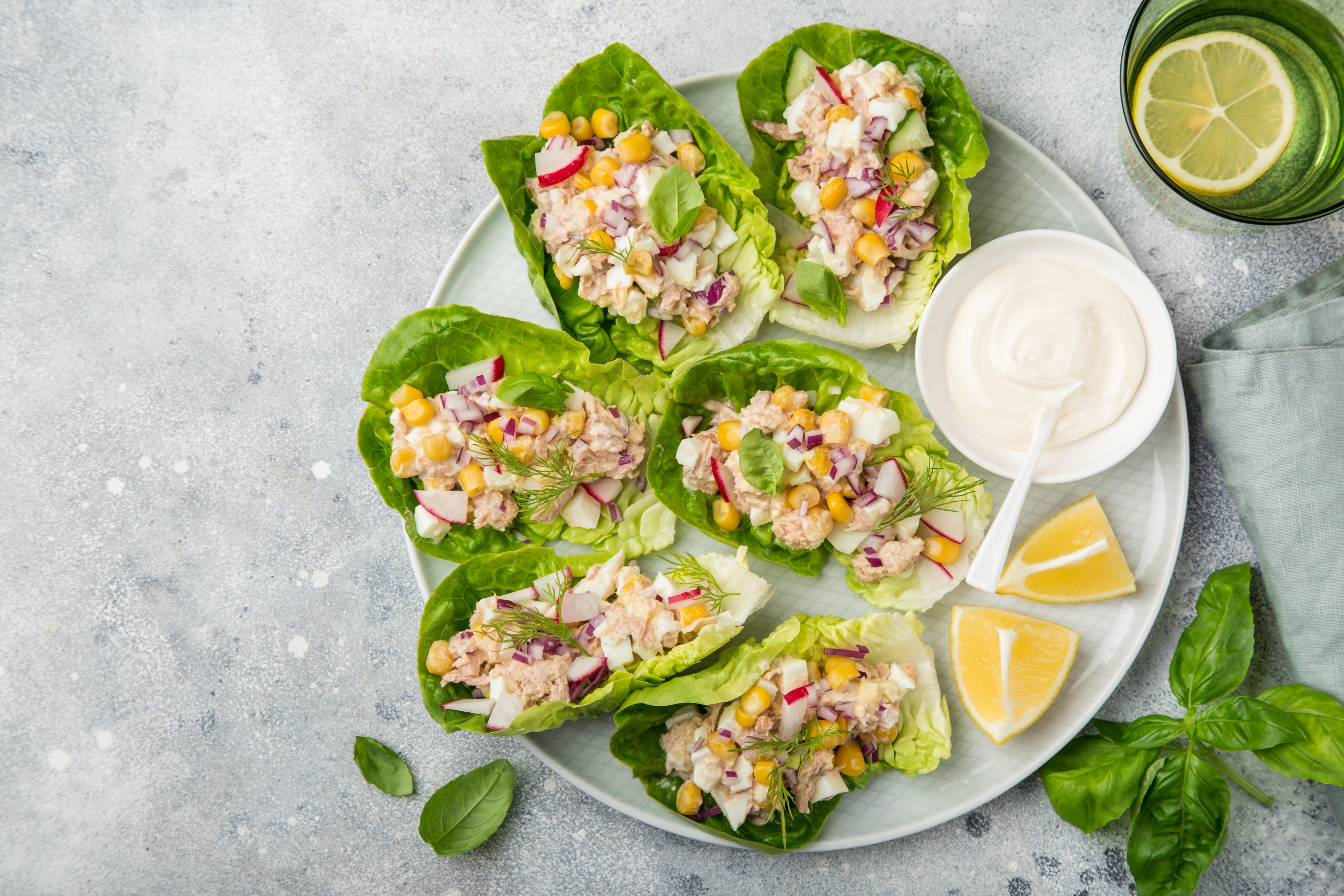 Lettuce wraps with made with canned chicken in a semi circle and a bowl of dip to the right.  (Shutterstock -- LW rights)
