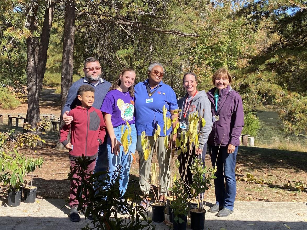 Photo of Master Gardeners at the Tree Giveaway 2022